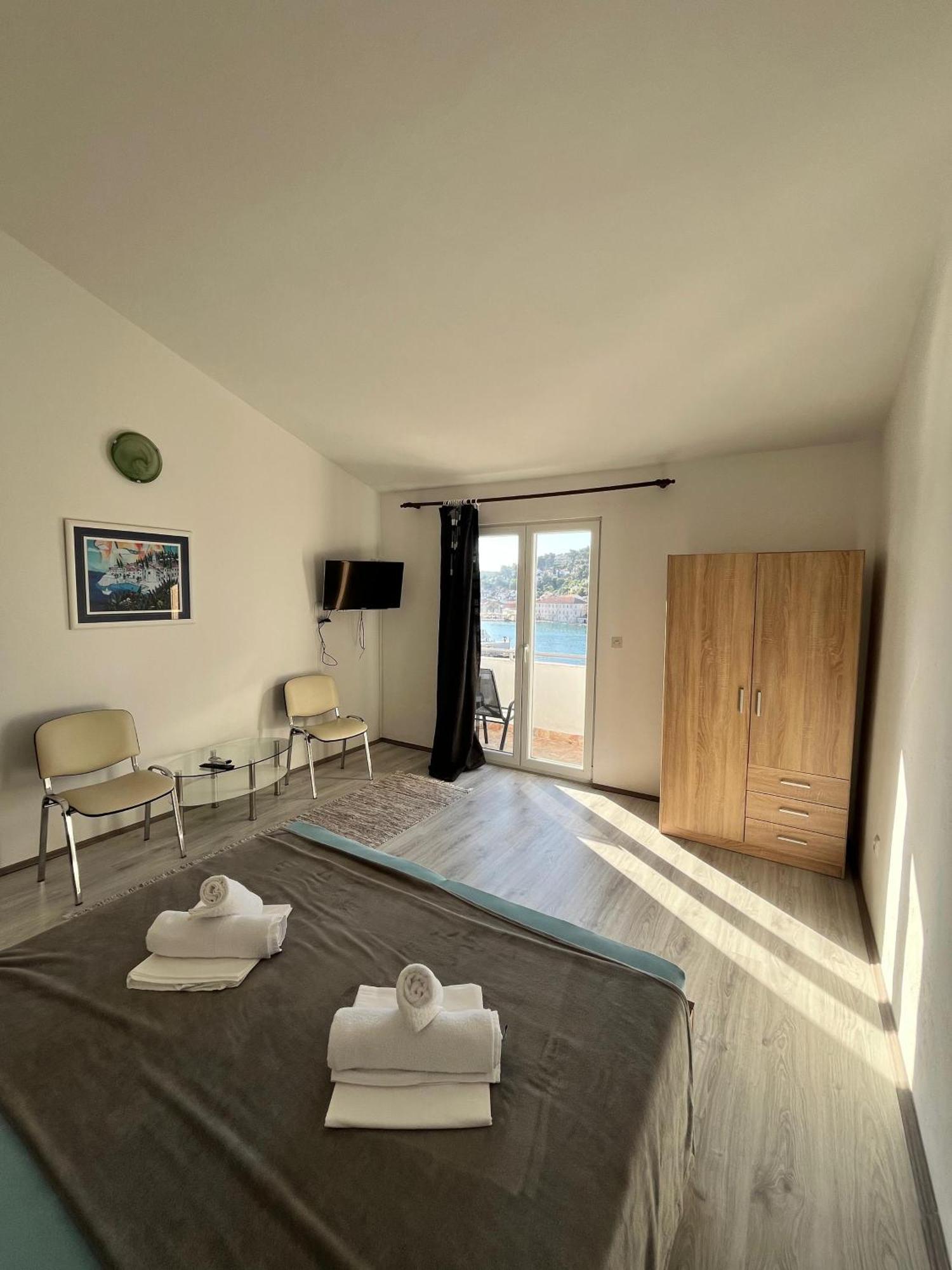 Apartments Peronja Jelsa Seafront Eksteriør billede